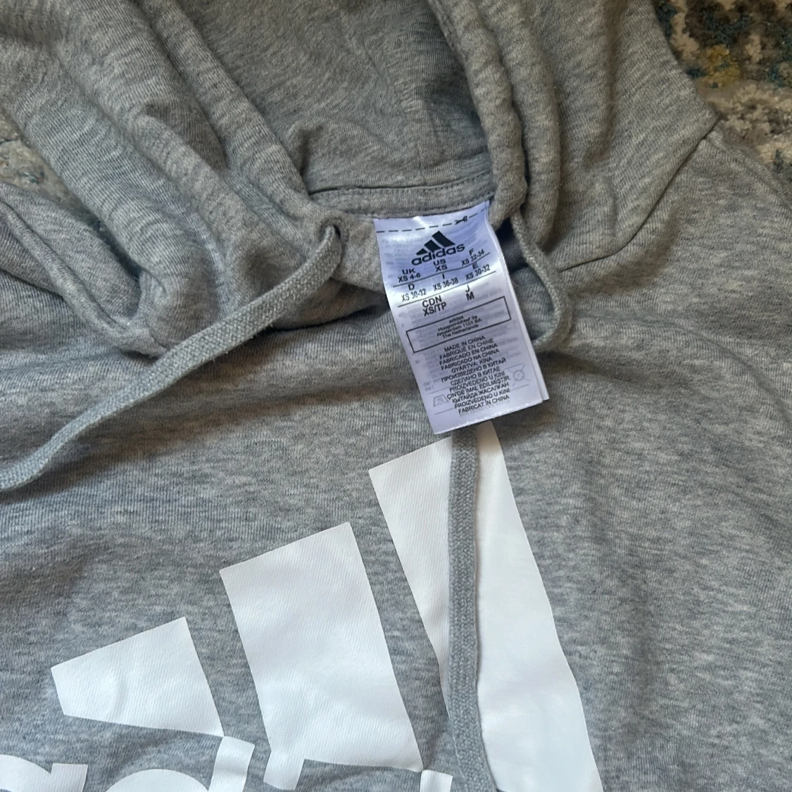 Grå hoodie från Adidas och byxor - 4