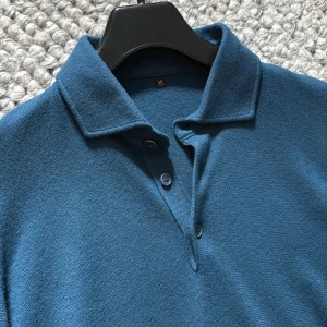 Loro piana polo - Info från hemsidan/Long-sleeved polo-shirt in baby cashmere, garment dyed and crafted using an exclusive technique developed to achieve supremely light-weight knitwear. Ultra-soft, warm and fine, perfect under a jacket for casual looks in the city. 1,600€ ny 