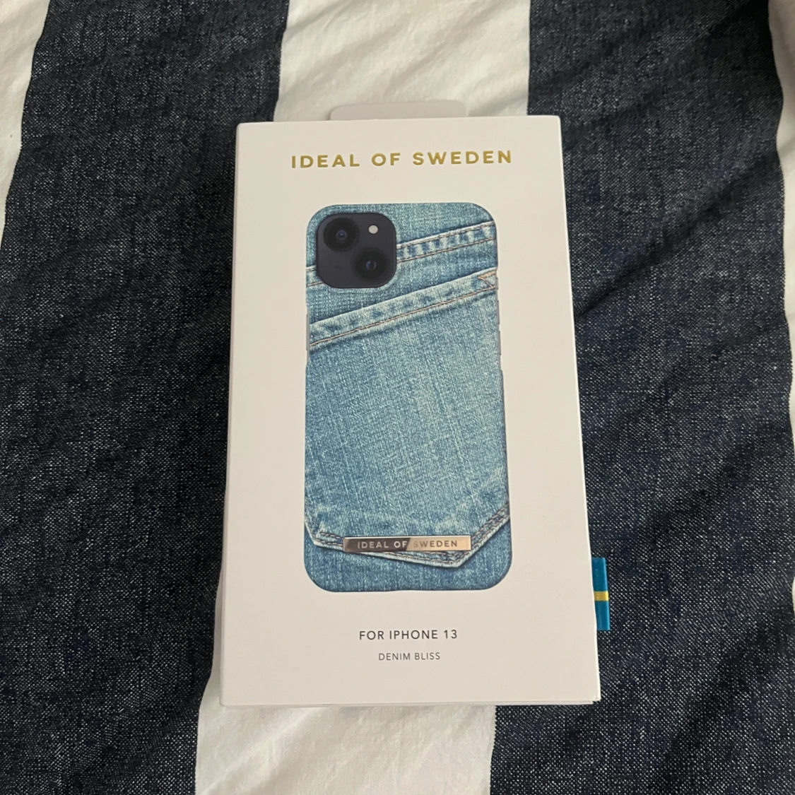Iphone13 skal från ideal of sweden med jeans design