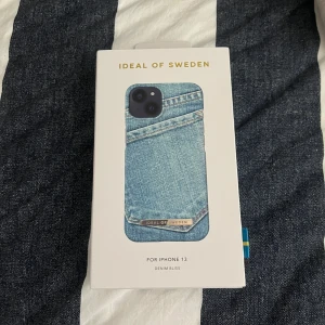 Iphone13 skal från ideal of sweden med jeans design - Ett fint skal med en jeans design. Skalet är gjort av plast och passar iphone 13. Det är helt orört och oöppnat i nytt skick.