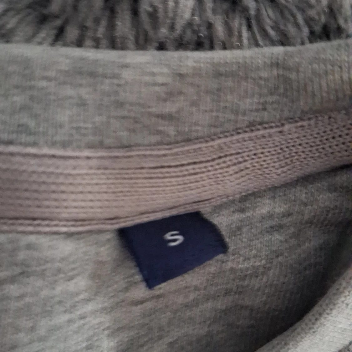 Grå sweatshirt från GANT - 3