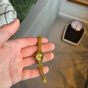 Guldklocka  - Helt oanvänd klocka med justerbart armband och nytt batteri. Den är gjort av 100% rostfrittstål. Armbandet justera du lätt hemma med hjälp av en nål. 