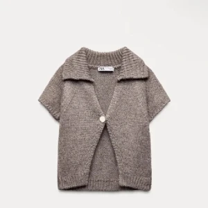 Trendig kofta!! - Säljer denna superfina kofta som är ifrån Zara, aldrig använd prislappen är tillomed kvar. Strl S. Hör av er vid frågor💞💞