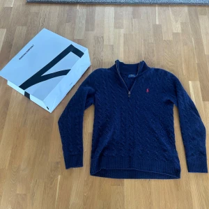 Ralph lauren half zip - Riktigt snygg tröja från Ralph lauren| Färgen mörkblå| kvitto från NK finns!!| Hör av er vid fler funderingar|
