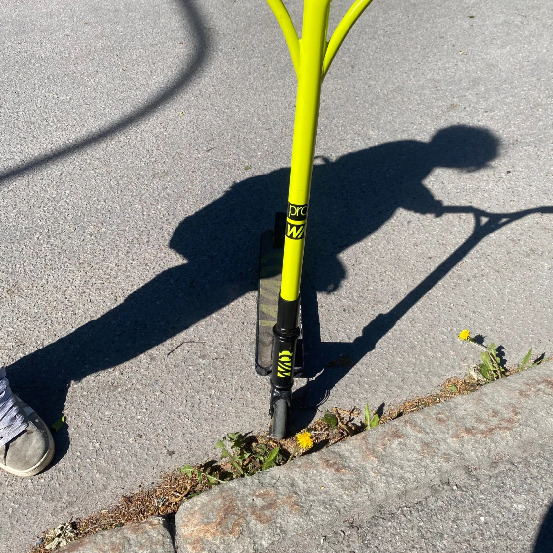 Gul och svart kickbike från Crisp - 3