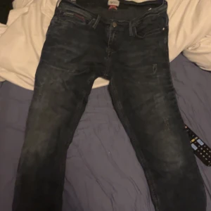 Mörkblå jeans från Hilfiger Denim - Säljer ett par mörkblå jeans från Hilfiger Denim med klassisk femficksdesign och raka ben. Jeansen har Hilfiger-logga på insidan av linningen och är tillverkade i ett slitstarkt denimtyg. Perfekta för dig som gillar en tidlös stil.