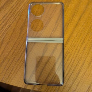 Mobilskal till Huawei p50 pocket - Ett mobilskal som passar till en vikbar telefon. Genomskinligt. Modellen är till Huawei p50 pocket.