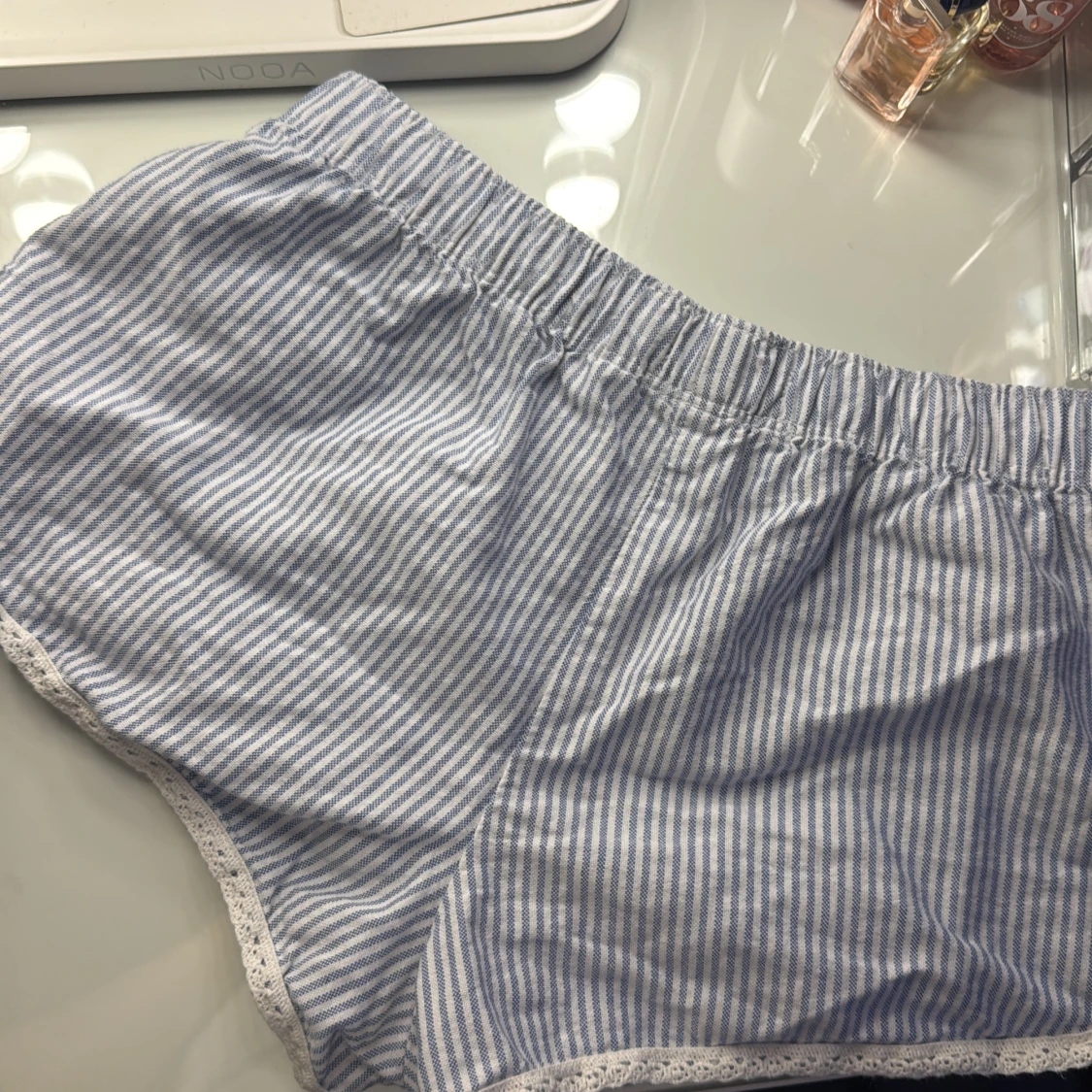 Blåvitrandiga shorts med spets från Gina Tricot - 2