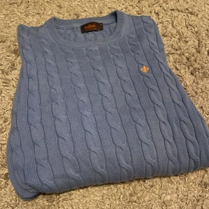 kabelstickad tröja från Morris - Säljer en kabelstickad tröja från Morris. Schysst färg och riktigt bra skick. Hör av er med prisförslag eller vid frågor.