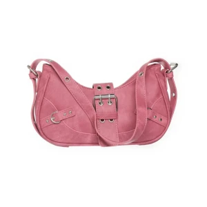 Rosa axelväska med bälte och nitar - Rosa axelväska i syntetmaterial med bred axelrem och snygga metalldetaljer. Väskan har ett dekorativt bälte framtill och flera nitar som ger en edgy vibe. Perfekt storlek för det viktigaste och lätt att matcha till olika outfits.