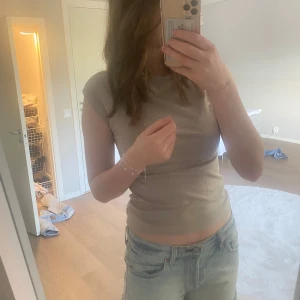 Ljusblå jeansshorts från Levi's - Säljer ett par ljusblå jeansshorts från Levi's med råa fransar nertill. Klassisk femficksmodell och mellan midja. Perfekta för sommaren och riktigt snygga till en enkel topp eller t-shirt. Kolla på sista bilden för att se små defekter 