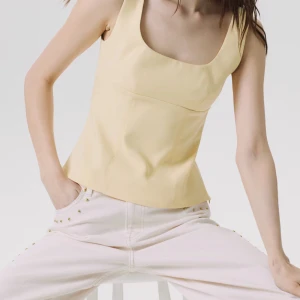 Ljusgul linnetopp från H&M - Säljer en ljusgul linnetopp från H&M, helt slutsåld på hemsidan! Strl xxs, toppen har inga skavanker och har prislapp! 💓Perfekt till sommaren! 💓Skriv vid minsta fråga! 🩷