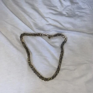 Guldfärgat halsband från D.B.U.C Sweden - Den är bra och lite använd men inte mycket den är rostfri stål och bra och tung 