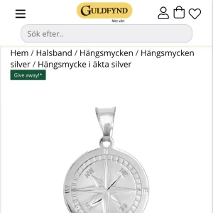 Kompass-hängsmycke i äkta silver - Snyggt hängsmycke i form av en kompass, tillverkat i rhodinerat äkta silver. Hängsmycket är 18 mm i diameter och har en detaljerad design med väderstreck. Perfekt för dig som gillar stilrena accessoarer med en personlig touch.