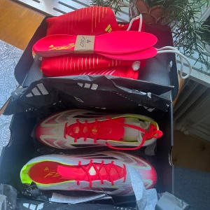 Adidas F50 Elite AG fotbollsskor - Säljer ett par helt oanvända Adidas F50 Elite AG fotbollsskor! Storlek 42