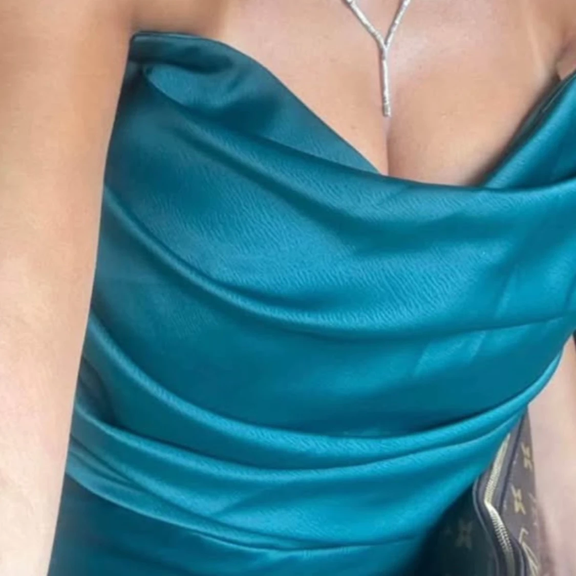 Mörkgrön långklänning med draperad överdel - 1