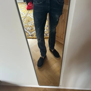 Donup jeans - Säljer ett par nästan oanvända Dondup jeans, modellen är George och ny pris ligger dom på 2300kr Säljer helst via träff i Göteborg 