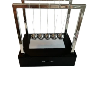 Newtons vagga med LED-belysning - Säljer en klassisk Newtons vagga med fem silverfärgade kulor i metall och ram i krom. Basen är svart och har en inbyggd LED-belysning som lyser i olika färger. Perfekt som skrivbordsprydnad eller rolig present till någon som gillar fysik. Går på batteri 