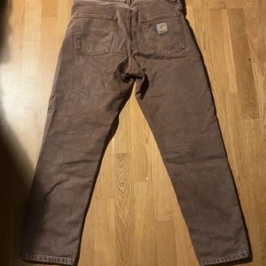Bruna byxor från Carhartt - Säljer ett par bruna byxor från Carhartt, modell Newel Pant. Ny pris 1300kr     Storlek 30/30