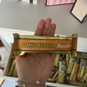 Barebells Protein Bar Peanut Butter - Säljer en låda med Barebells proteinbars i smaken Peanut Butter. Varje bar innehåller 20 gram protein och har inget tillsatt socker. Råkade köpa för många och kan inte skicka tillbaka dom. 10 ek per par. 30 bara för 250