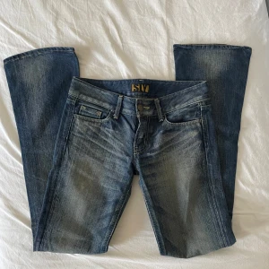Lågmidjade bootcut jeans  - Supersnygga lågmidjade bootcut jeans från Vintage&Friends 💞💞 Midjemått: 37 Innerbenslängd: 80