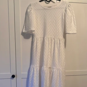 Vit klänning med broderade detaljer - Superfin vit klänning med broderade hålmönster och korta ärmar. Från only 🩷