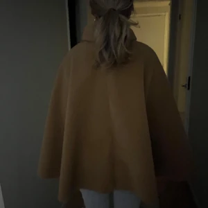 snygg poncho - snygg poncho med hög krage och dekorativ spänne framtill, säljer den då den tyvärr inte kommer till användning💕 