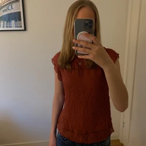 Röd topp med volang från ONLY - Blus från only i mycket bra skick, är inte använd många gånger och har inga defekter❣️❣️