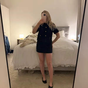 Svart topp med guldknappar - sååå fin topp från Coventina, nypris ca 700