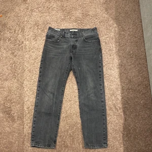 Grå Levi's jeans Middy Straight - Säljer när dom inte används nypris 1099kr pris kan pratas om