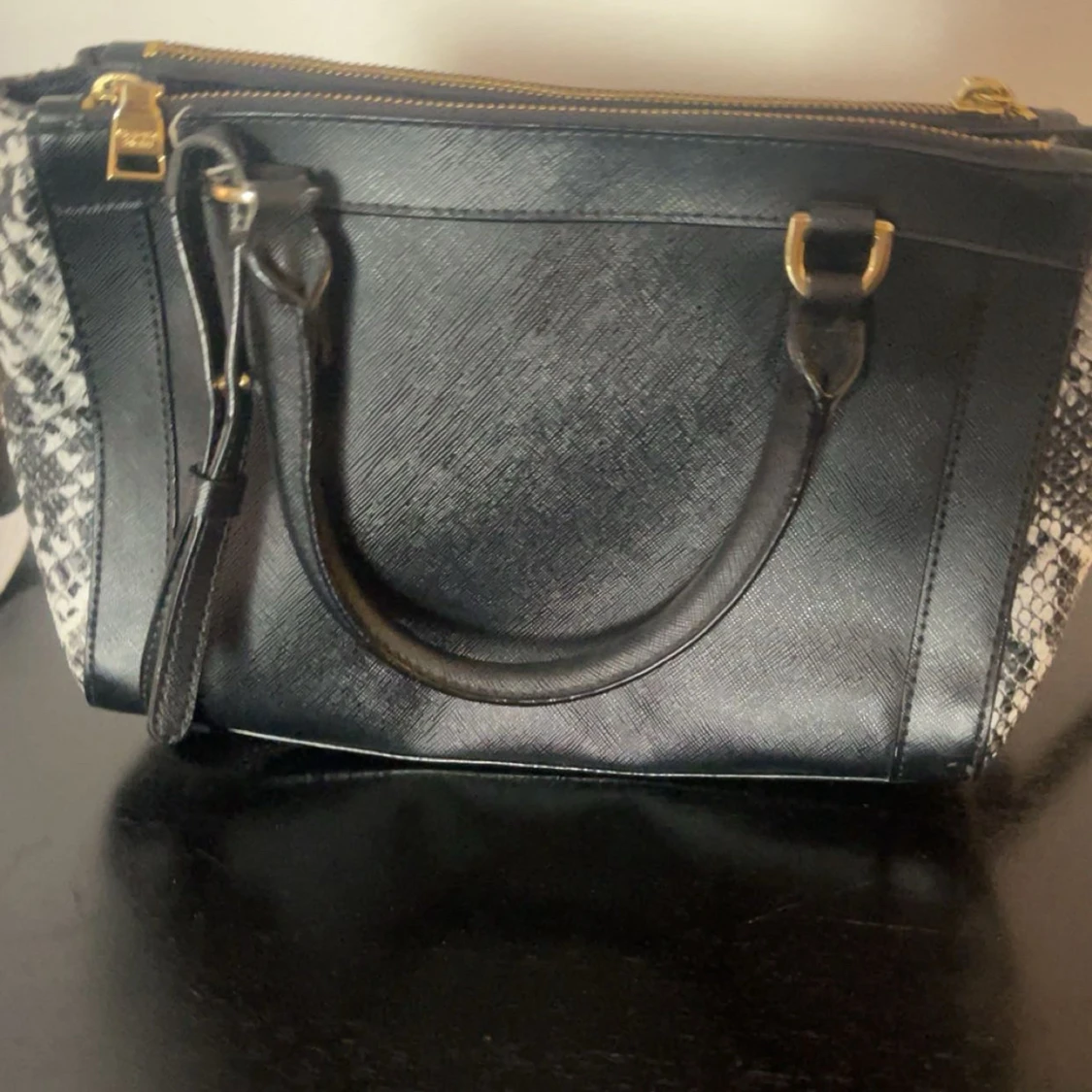 Svart handväska med ormmönster från Victoria's Secret - 2