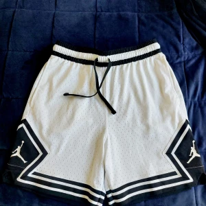 Jordan Basketshorts - Vita/svarta Nike Jordan Basketshorts i mycket bra skick, använda ett fåtal gånger. Strlk M.
