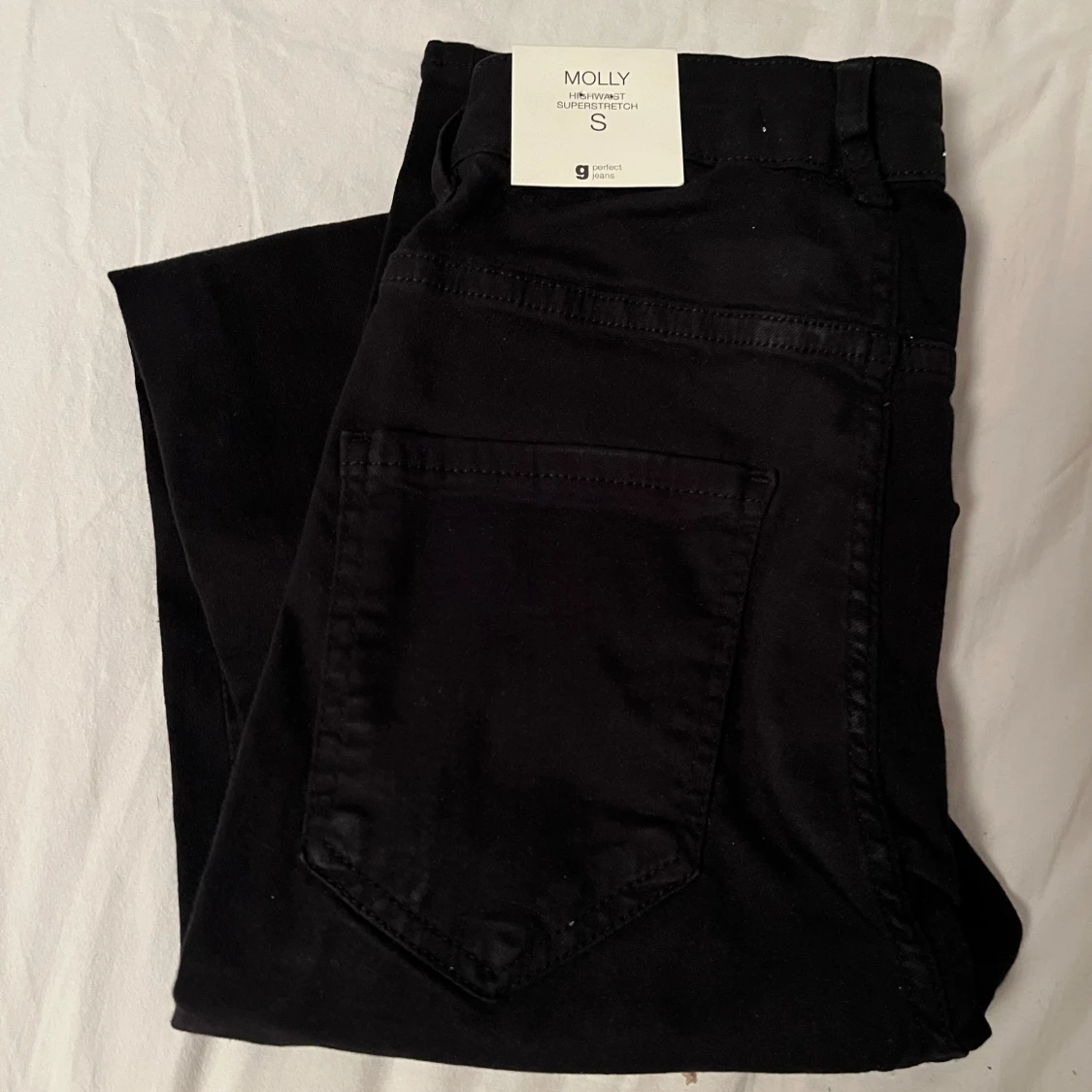 Svarta Molly jeansbyxor från Gina Tricot