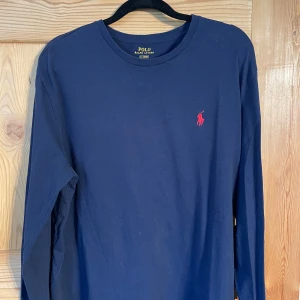 Mörkblå långärmad tröja från Polo Ralph Lauren - Tja! Säljer en klassisk mörkblå långärmad tröja från Polo Ralph Lauren med rund halsringning. Tröjan är tillverkad i mjuk bomull och är riktigt skön. Skriv vid funderingar!