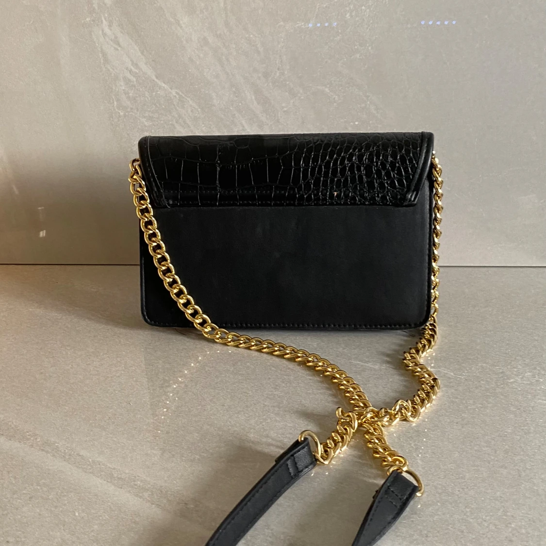 Svart axelväska med kedja - 4