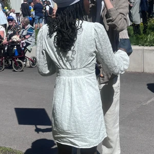 Vit blommig kortklänning med puffärm - Pris! Kan alltid diskuteras. Söt vit kortklänning med diskret blommigt mönster och markerad midja. Klänningen har långa puffärmar och rund halsringning. Perfekt för sommarens festligheter. Tight runt midjan och lite v-ringsd. Perfekt studentklänning 