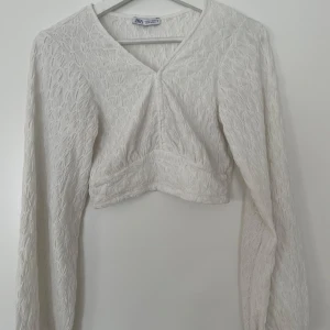 Långärmad topp från Zara - Vit top med ballongärmar. Sparsamt använd. 
