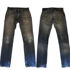 Levi’s jeans  - Säljer ett Levis 511 jeans med slitningar. Alla slitningar är lappade på insidan. Jeansen har en slim/straight passform. Skriv vid ytterligare frågor eller funderingar🤝