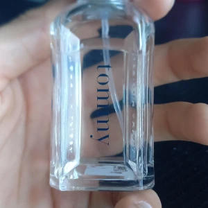 Tommy Hilfiger herrparfym 30ml byter mot en billig moncler  - Fräsch och klassisk herrparfym från Tommy Hilfiger, 30ml eau de toilette spray. Flaskan är transparent med enkel design och blå logotyp. Kommer i originalförpackning med röd, vit och blå randig design.