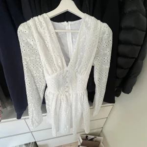 Vit spetsklänning med v-ringning - Säljer denna klänning som aldrig är använd, har tyvärr ingen bild hur den ser ut på.. skriv gärna om du har andra funderingar! 