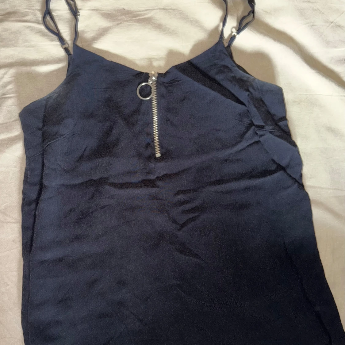 Svart linnetopp med dragkedja