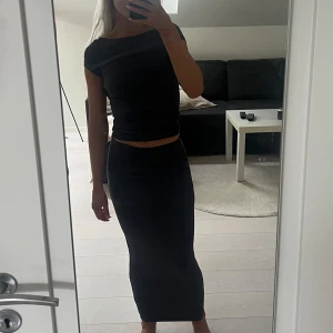 Soft touch set  - Set från Gina Tricot, perfekt till sommaren. Både topp och kjol tillkommer. Båda i xs 