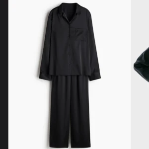 Svarta pyjamas i satin  - Säljer denna svarta pyjamas i satin i storlek S. Köptes från hm för några månader sen men har ej använts så mycket. Nypris 350