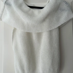 Vit stickad off shoulder  - Så fin stickad off shoulder tröja❤️tunt stickad så helt perfekt till sommaren!!❤️❤️❤️