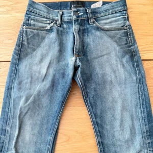 Blå jeans från Acne Jeans - Ett par feta acne jeans med fåtal defekter (snusmärke, ombytt knapp dragkedjan som kan fixas hos skräddaren och fläckar vid sidan om på båda sidorna av framfickorna) annars funkar jeansen perfekt. Passform: straight