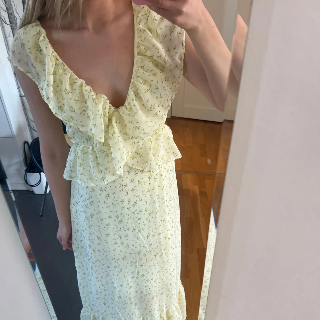 Ljusgul långklänning med volang och blommigt mönster - 1