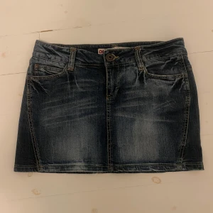 Mörkblå jeanskjol från ONLY - Super snygg kort jeans kjol från Only! Säljer då den tyvärr är förstor för mig💞
