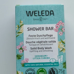 Weleda Shower Bar Geranium + Litsea Cubeba - Fast duschtvål från Weleda med doft av geranium och litsea cubeba. Tvålen är fast, ljusgul och väger 75g. Innehåller 100% naturliga eteriska oljor och sheasmör. Kommer i en turkos kartong med blommönster.