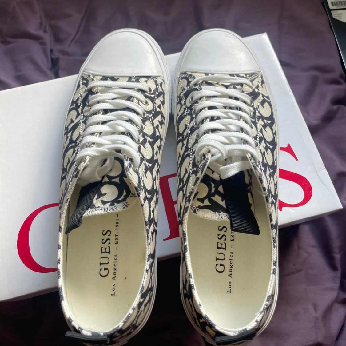 Svarta och vita sneakers från Guess - 3