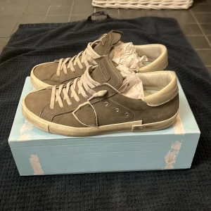 Gråa Philippe Models - Feta Gråa Philippe models i superbra skick. Storlek 41. Box ingår. Pris kan diskuteras och ställ frågor vid funderingar 💯